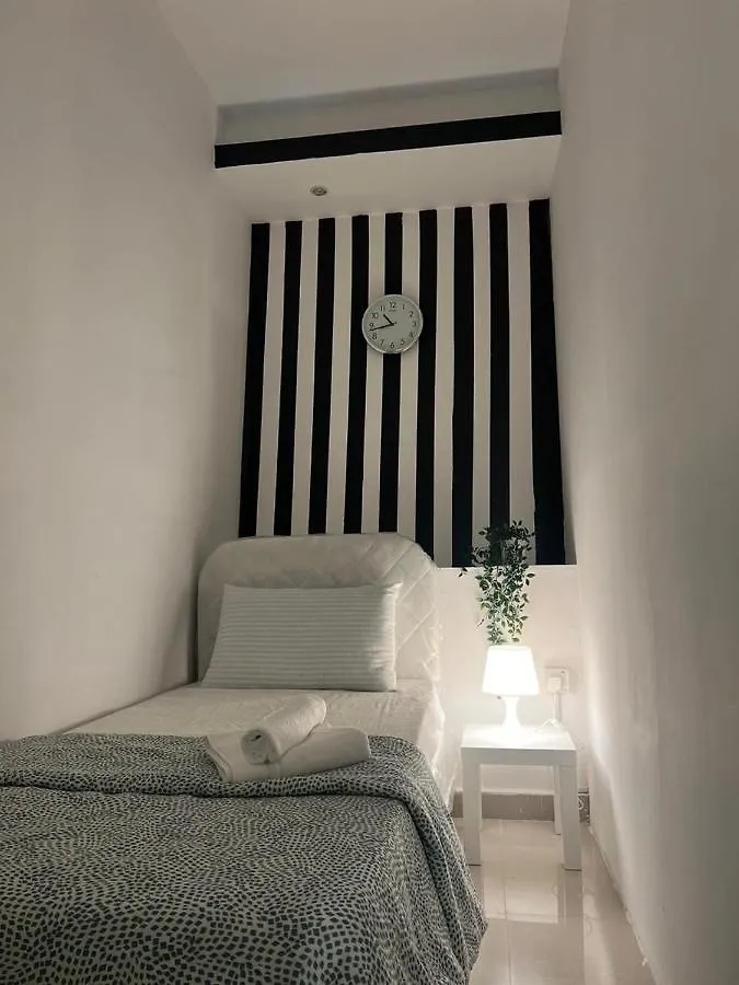 Homestay Strips Partition Room Al Barsha 1 Near Moe Metro Dubai United Arab Emirates